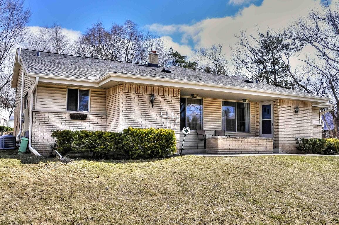 2632 N 124th St, Wauwatosa, WI 53226 | Zillow