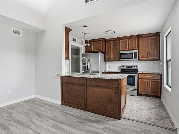 3rd image of 6824 NW Willow Springs Dr