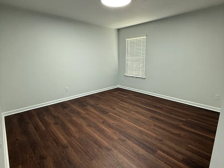 1307 Fairlawn Dr — Photo 8