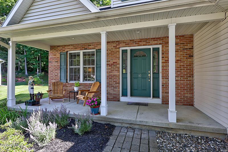2nd image of 10 Rose Ridge Court