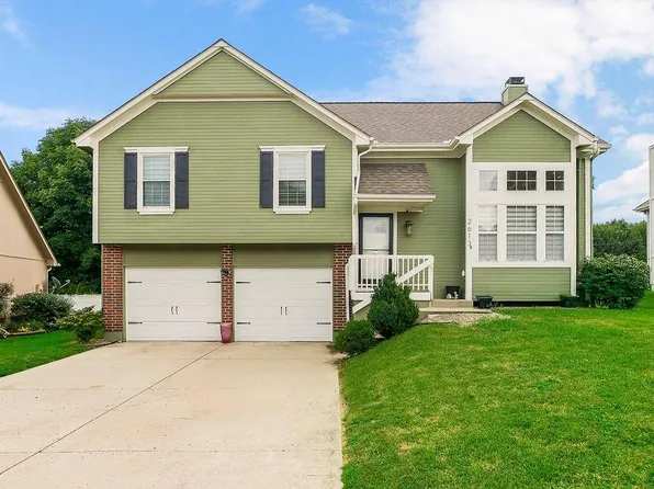 2613 SE Winchester Dr, Lees Summit, MO 64063
