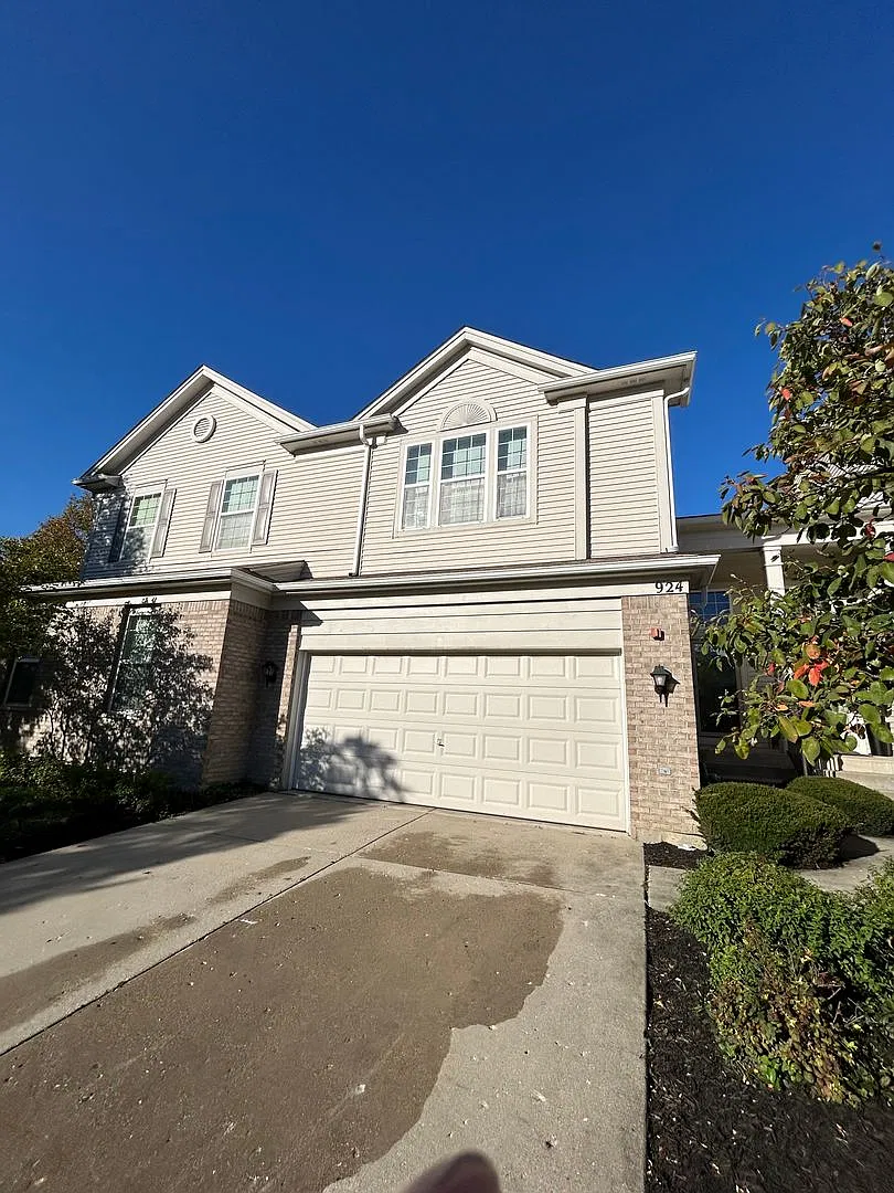 Bright, Modern 3-Level Home in Desirable Forest Ridge Move-In Ready! — Photo 1