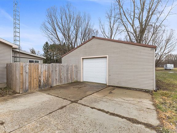 3rd image of 2411 Bingham Rd