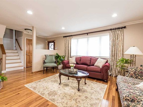 3rd image of 122 James St