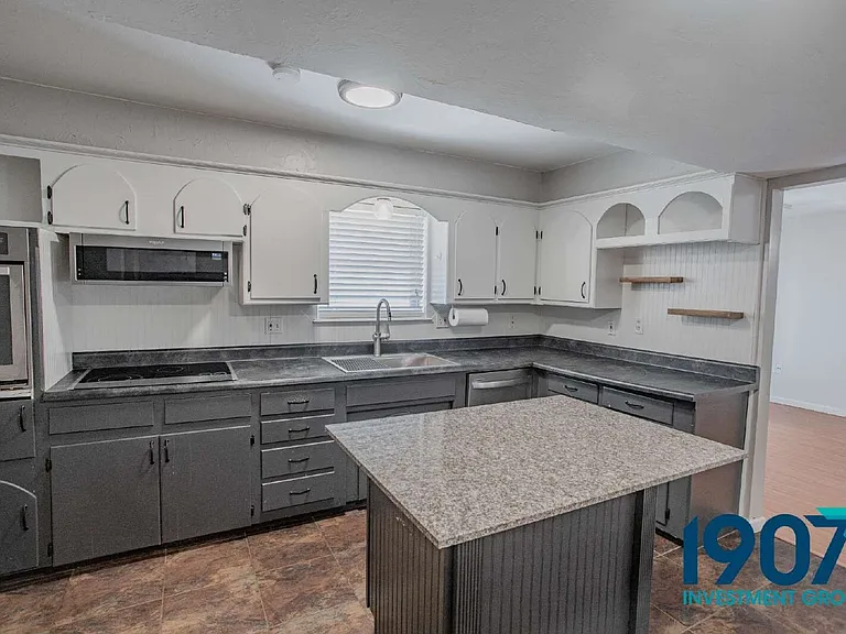 616 Redstone Ave — Photo 9