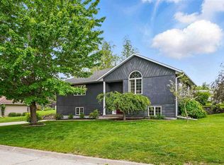 913 10th St, Kalona, IA 52247