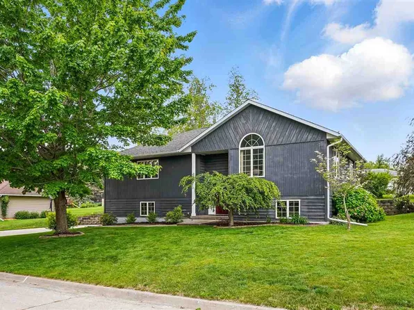 913 10th St, Kalona, IA 52247