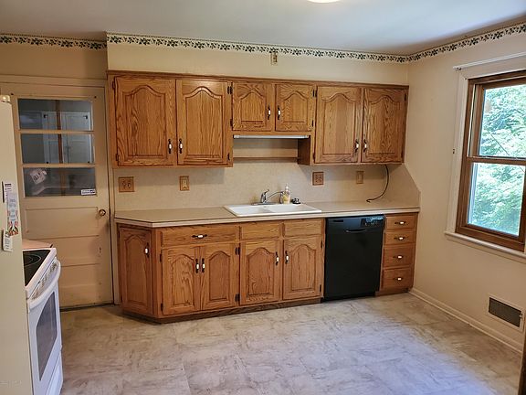 4th image of 833 Crestmere Ct
