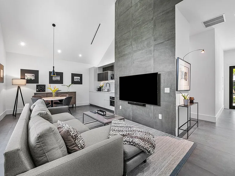 1275 N Swinton Ave — Photo 32