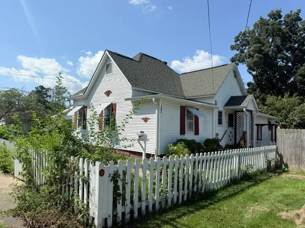 806 E McKinley St, Marion, IL 62959