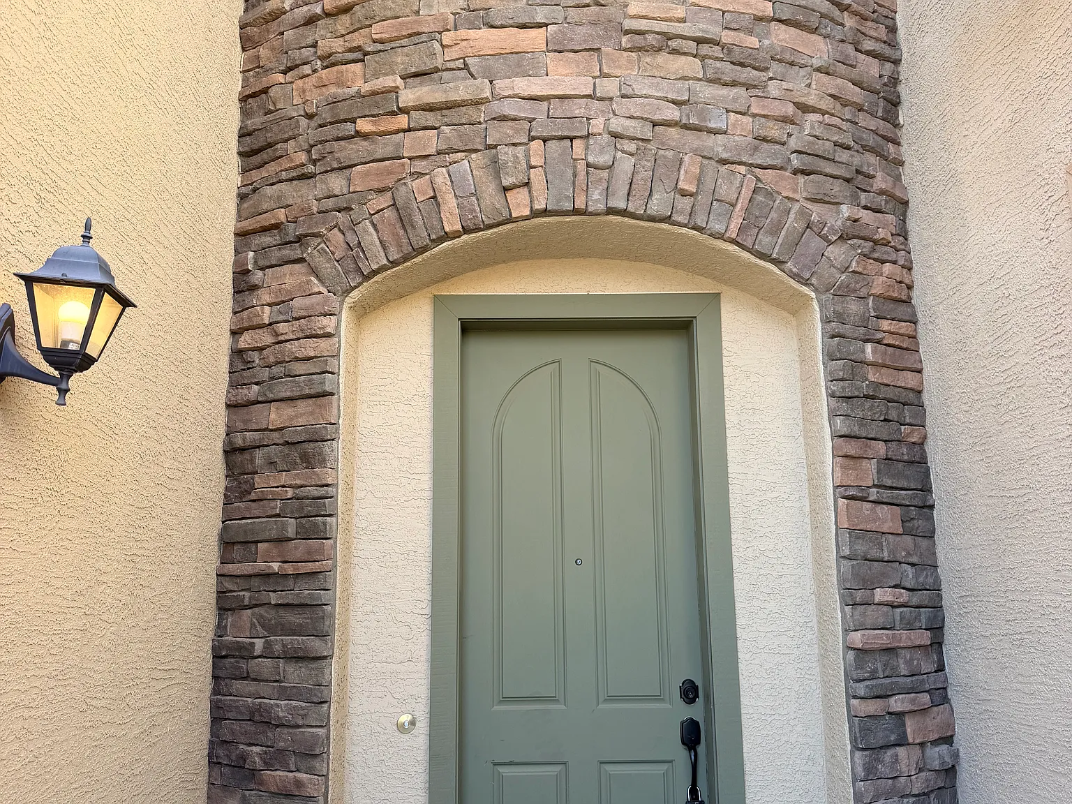 6 bed, 4689 sqft, $4,295 — Photo 4