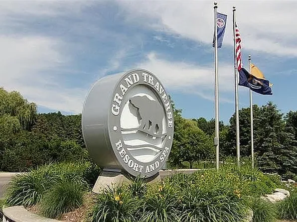 5544 Golfview Ct, Williamsburg, MI 49690