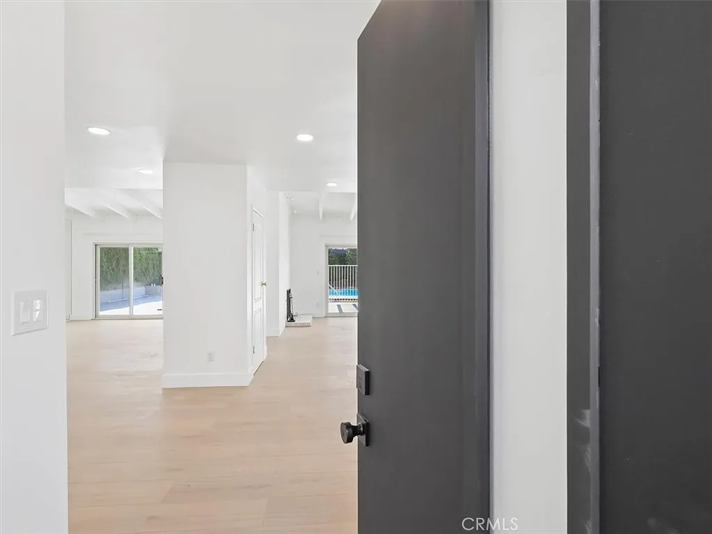 3 bed, 2.0 bath, 2033 sqft, $6,500 — Photo 4