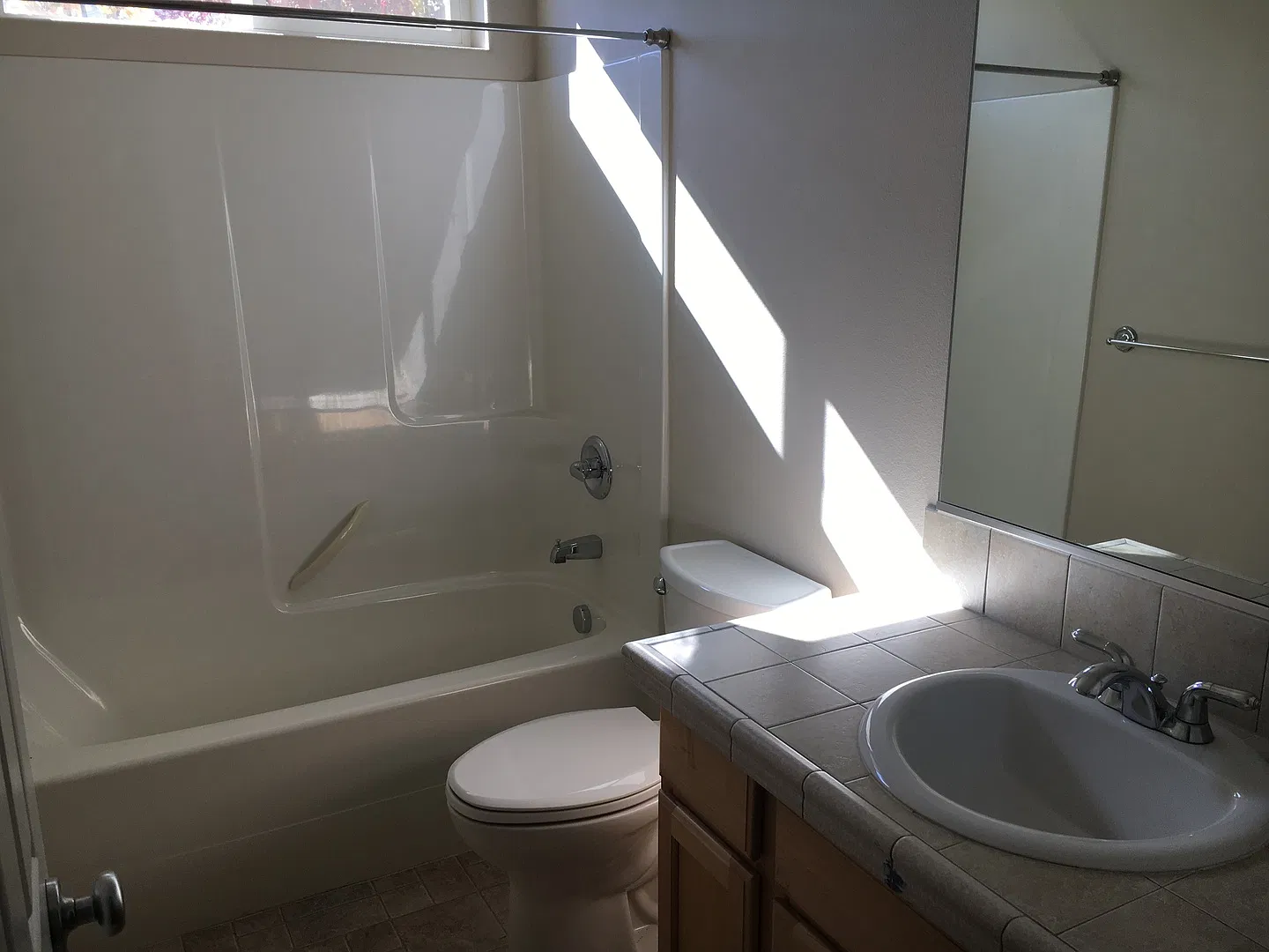 4 Bedroom Rambler in Horn Rapids! — Photo 3