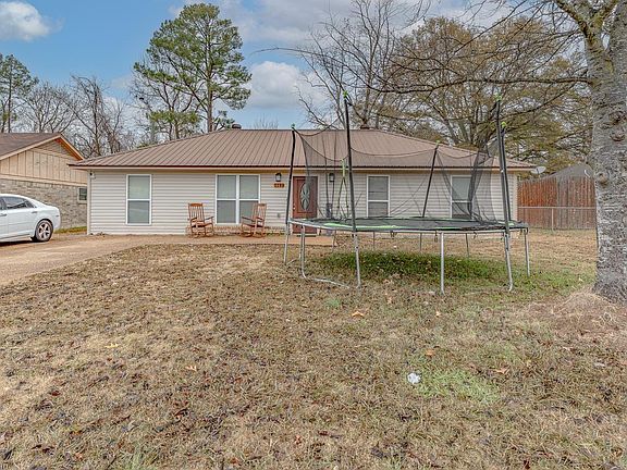 2nd image of 2204 Sycamore Dr