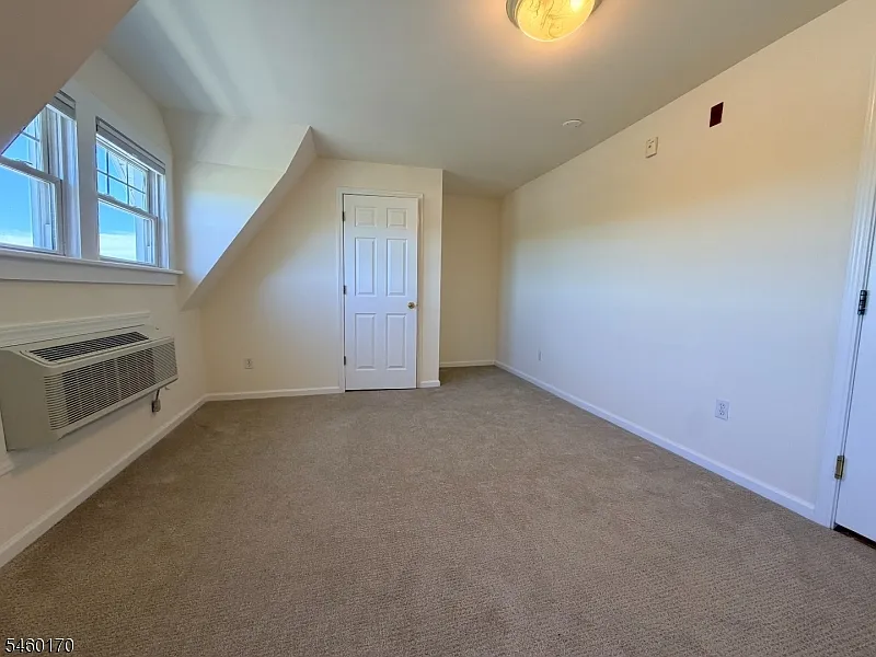 Studio, 1.0 bath, $1,195 — Photo 3