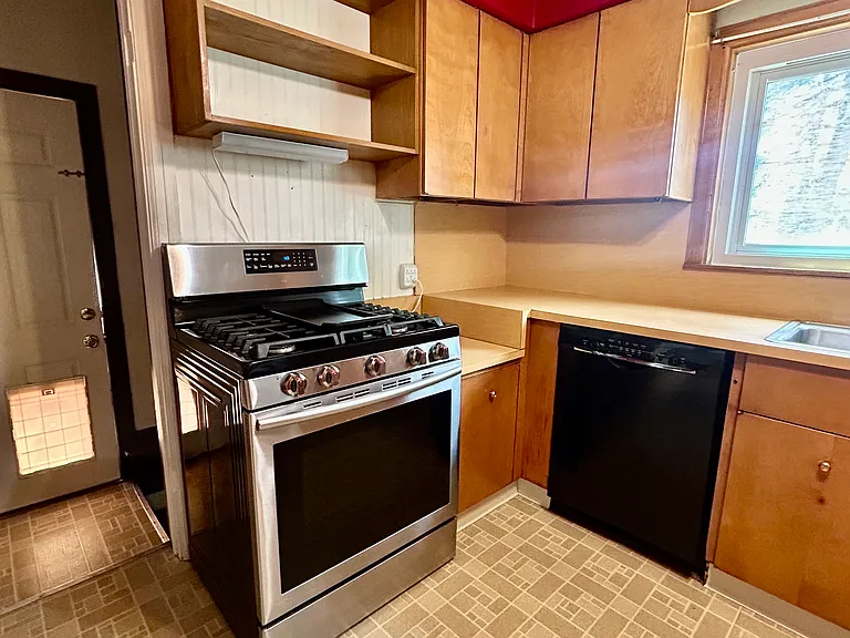 724 N Logan Ave — Photo 5