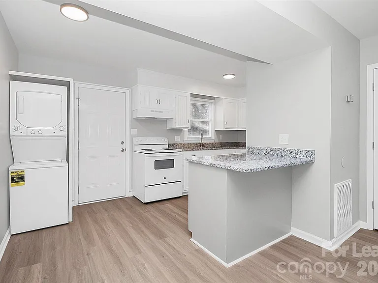 1219 Anderson St — Photo 8