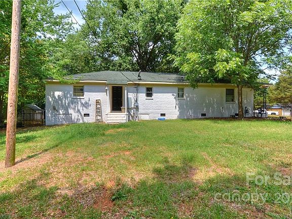 4th image of 1220 Oakwood Dr