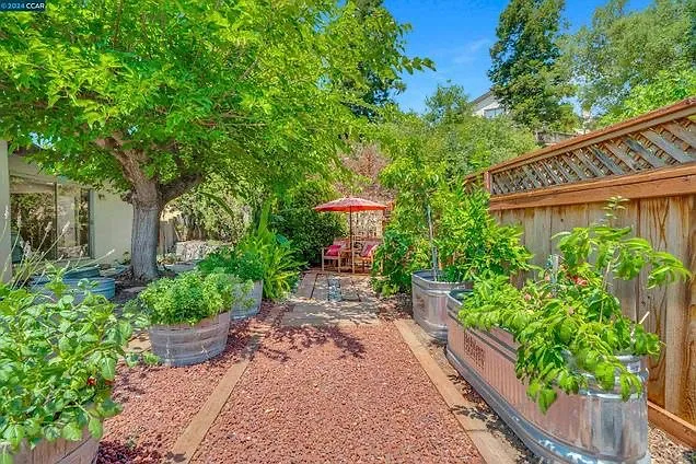 2243 Minaret Dr — Photo 31