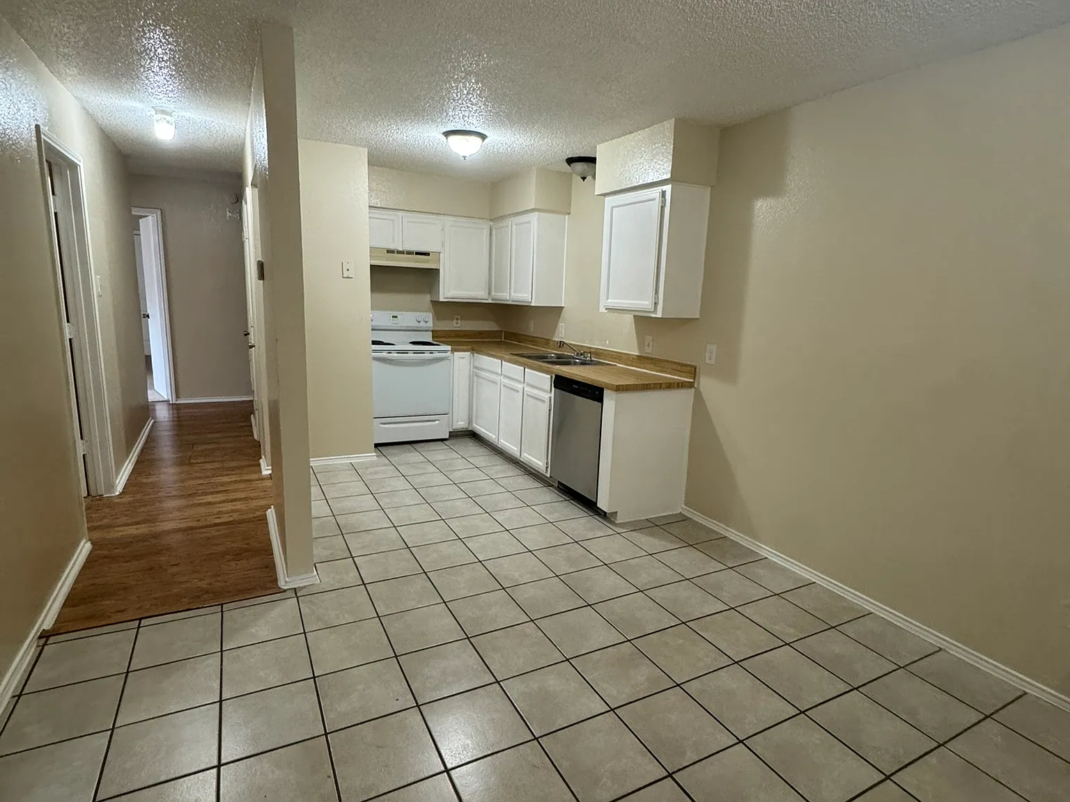 3 bed, 1127 sqft, $1,600 — Photo 2