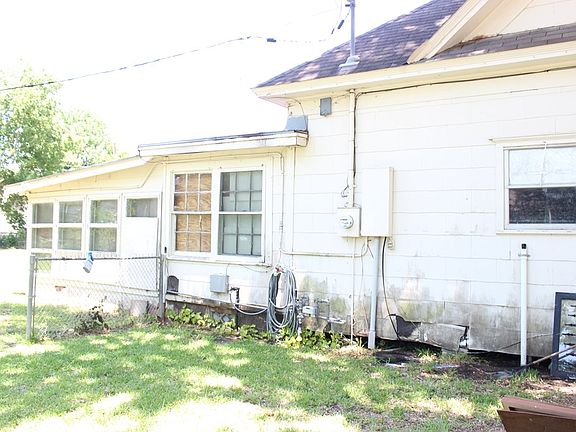 3rd image of 410 Morton Ave