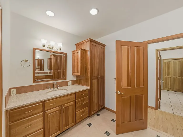 637 NW Silver Buckle Rd — Photo 36