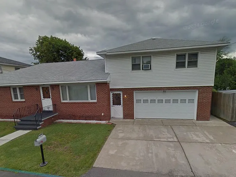 Wellington Ave — Photo 1