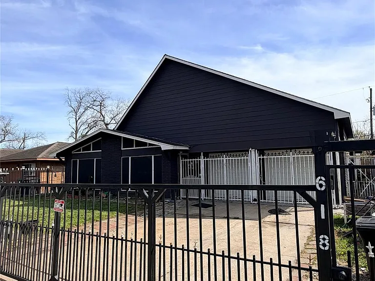 618 Sulphur St — Photo 2