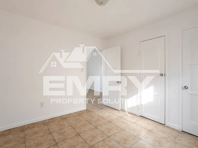 2534 Hill St — Photo 3