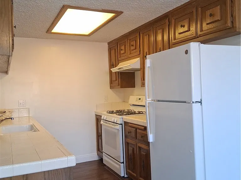 1184 W 11th St #5 — Photo 3