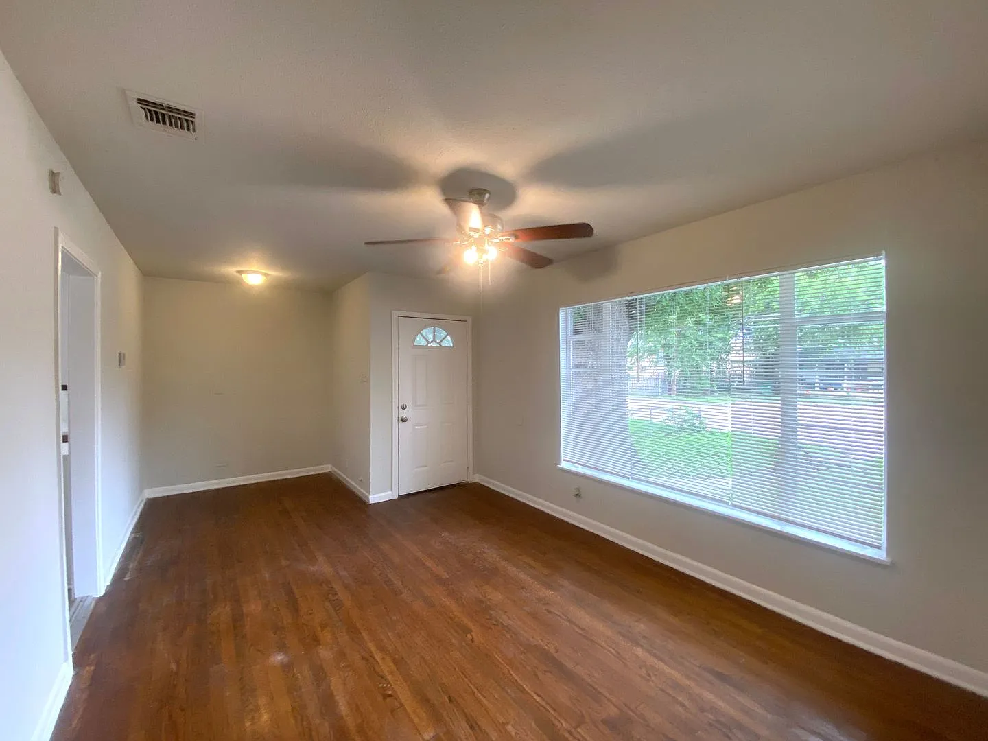 Newly Remodeled 3 bd | 2 ba Available Now! Located near Basse Rd/Blanco Rd minutes from Alamo Qua... — Photo 1