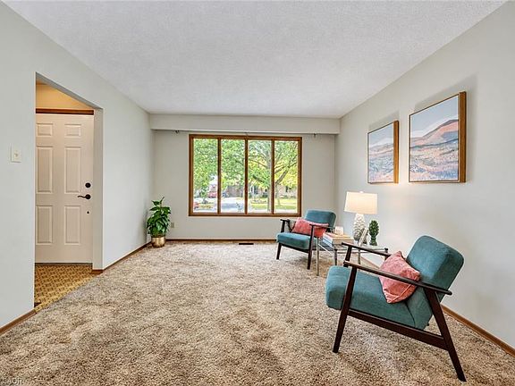 4th image of 15 Uxbridge Cres