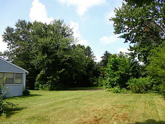 Yard/Garden. Nice, Large Fl...