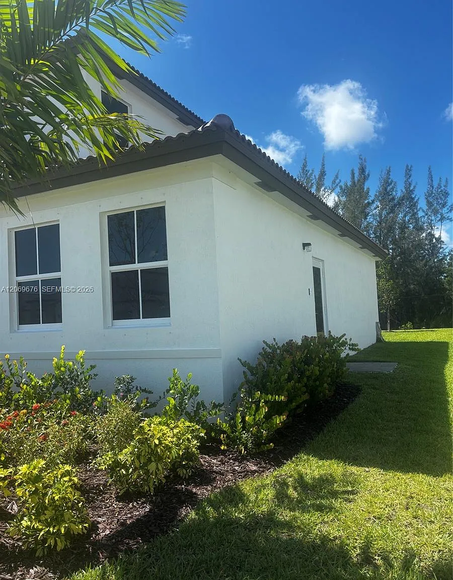 3 bed, 2.5 bath, 2953 sqft, $4,850 — Photo 3
