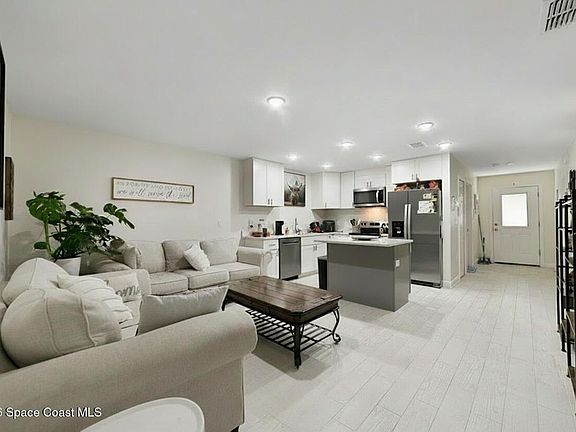 4th image of 85 W Towne Pl