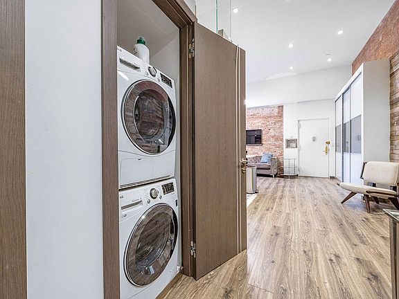 4th image of 205 E 16th St APT 4C