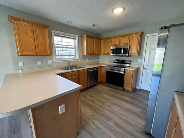 707 Stillwater Dr — Photo 4