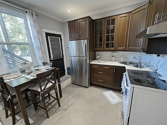 3rd image of 691 Wilson St
