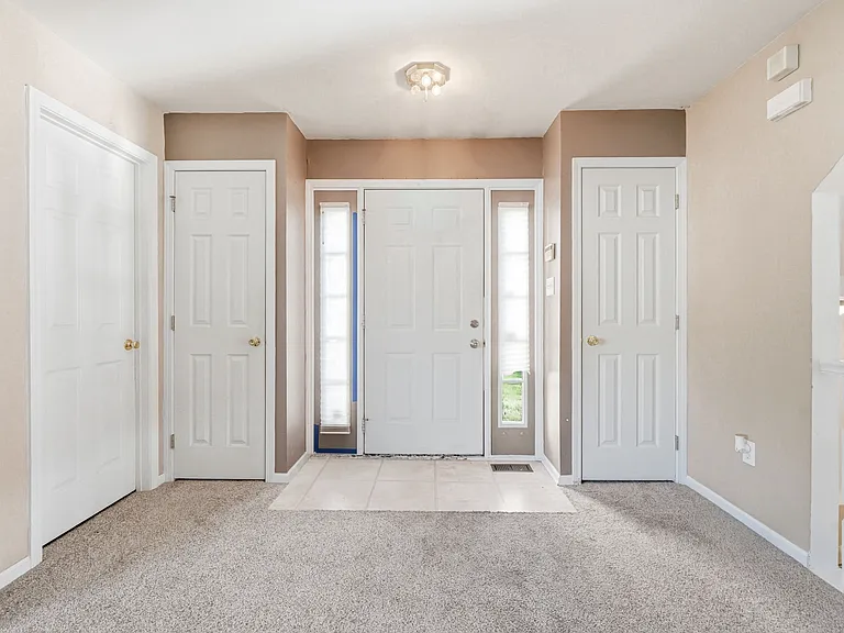 327 Allens Ln — Photo 4