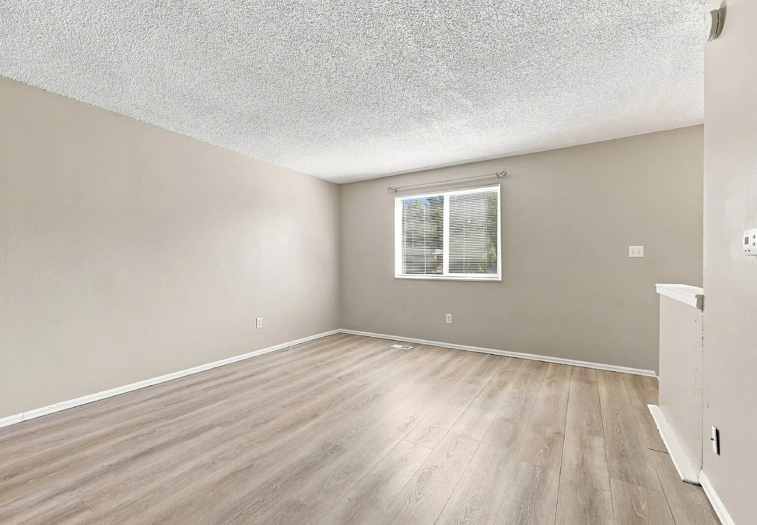 3 bed, 1.5 bath, 1111 sqft, $1,896 — Photo 4