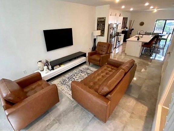 3rd image of 2825 SW 17th Ave #2825