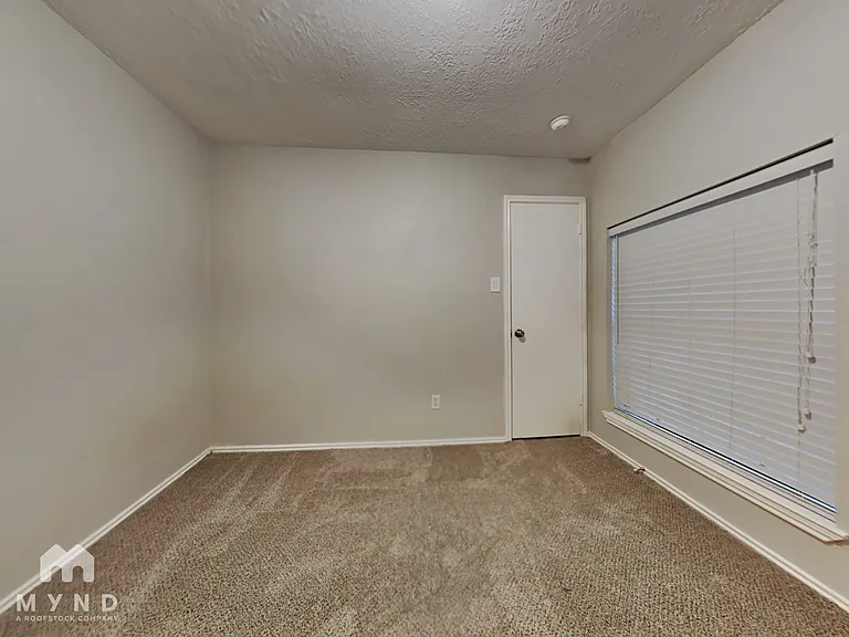 225 Bedford Ln — Photo 9
