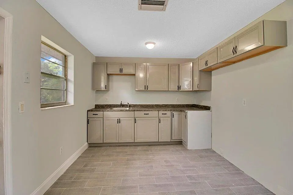 3 bed, 2.5 bath, 1120 sqft, $2,500 — Photo 3