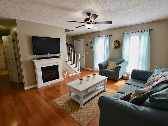 3rd image of 817 Edgebrook Dr