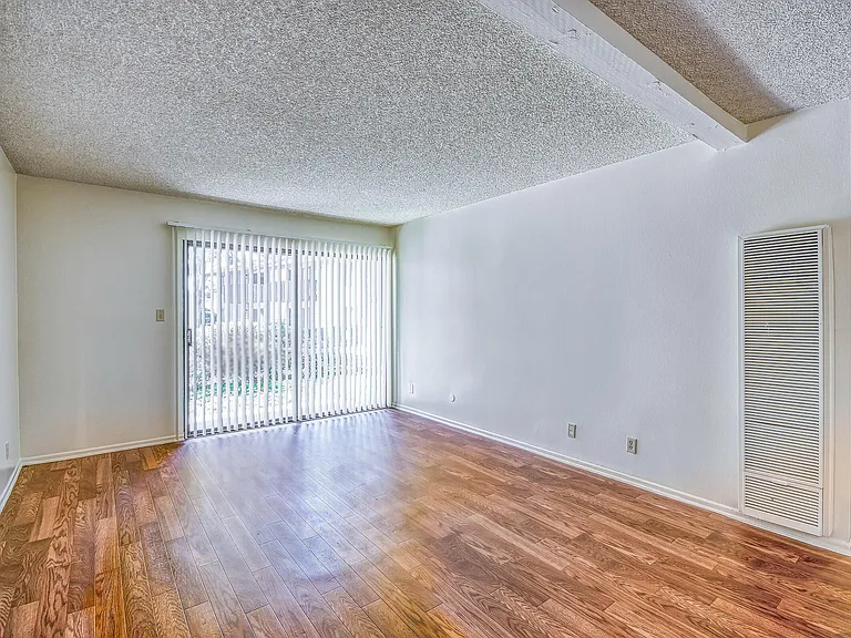 Cherry Creek Apartments — Photo 11