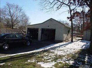 82 42nd St, Islip, NY 11751
