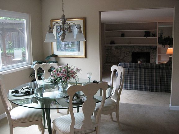 Dining area to Family Rm