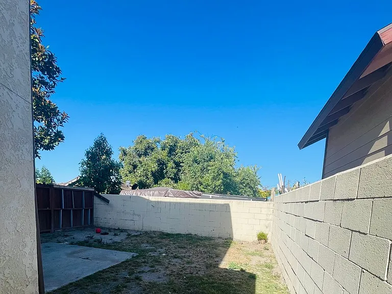 345 Clay St — Photo 20