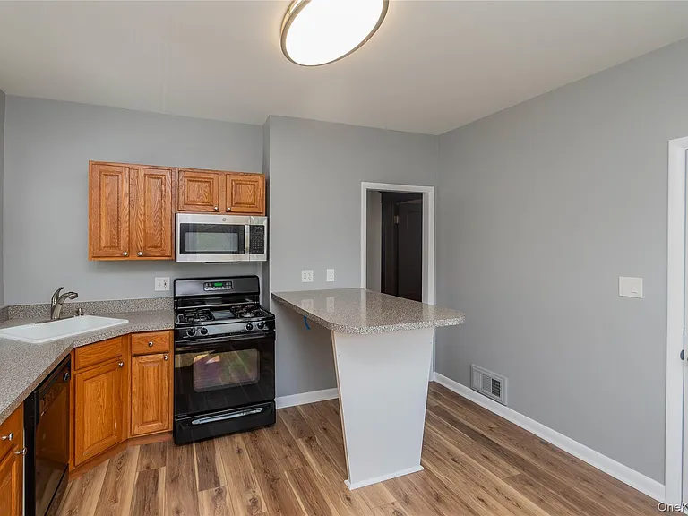 15 Taylor Ave — Photo 3